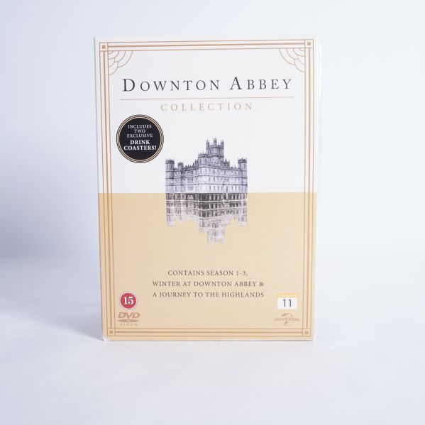 Downton Abbey dvd-box med guldig och vit design