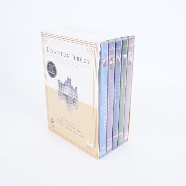 Downton Abbey dvd-box visad på sidan med fem fodral