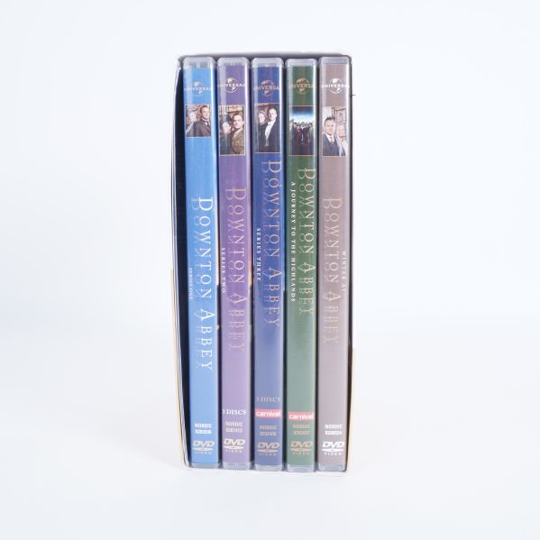 Fem stående dvd-omslag för Downton Abbey samling