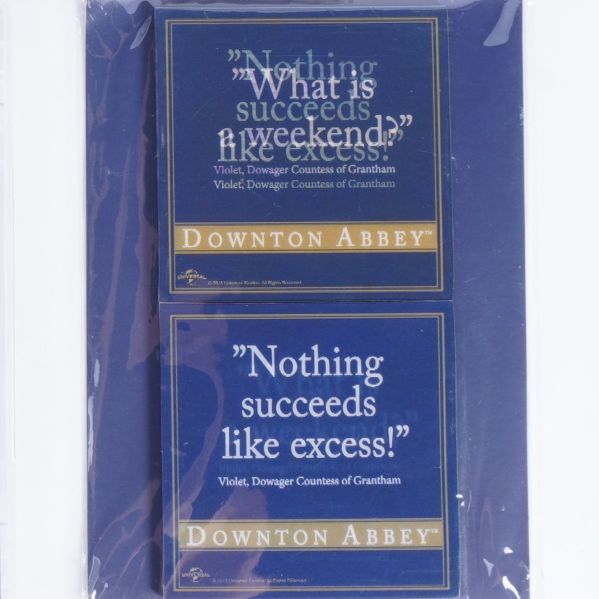 Närbild av blå bonuskort från Downton Abbey-boxen