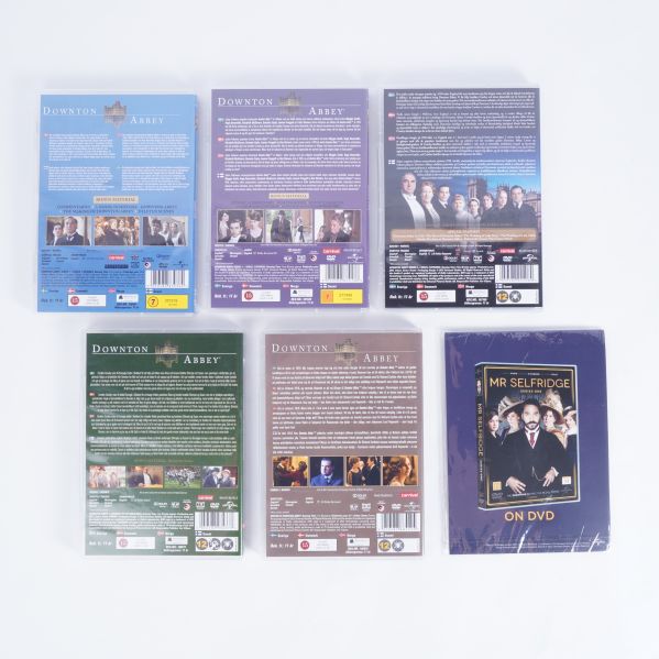 Baksidor av fem Downton Abbey-dvd:er och bonusmaterial