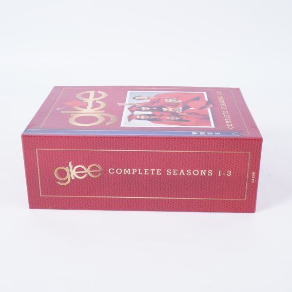Liggande Glee DVD-box, texten synlig