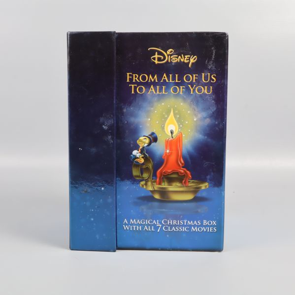 Framsidan av Disney julbox med text och julmotiv