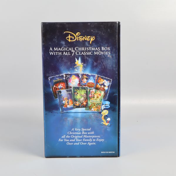 Disney julbox med sju klassiska filmer på framsidan