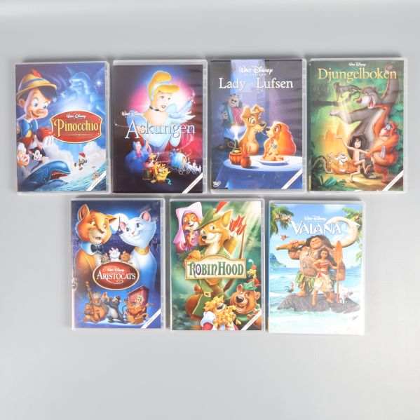 Sju DVD-fodral av Disneyfilmer ordnade på rad