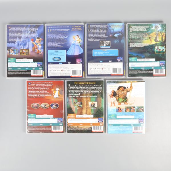 Baksidan av DVD-fodralens omslag visas med text och bilder