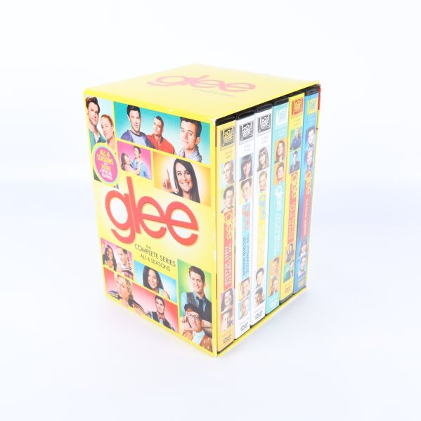 Glee DVD-box med sex säsonger i färgglad förpackning