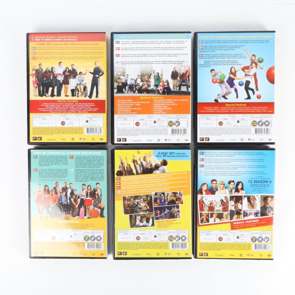 Baksidor av Glee DVD-fodral med innehållsbeskrivning och detaljer