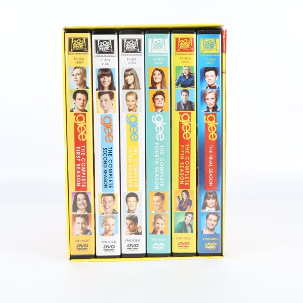 Glee seriebox från sidan med porträtt av karaktärer på ryggarna