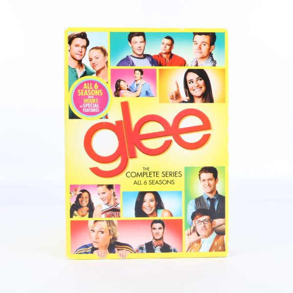 Framsida på Glee komplett seriebox med bilder av skådespelare