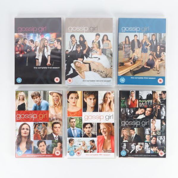 Alla sex säsongers dvd-fodral ur Gossip Girl-boxen