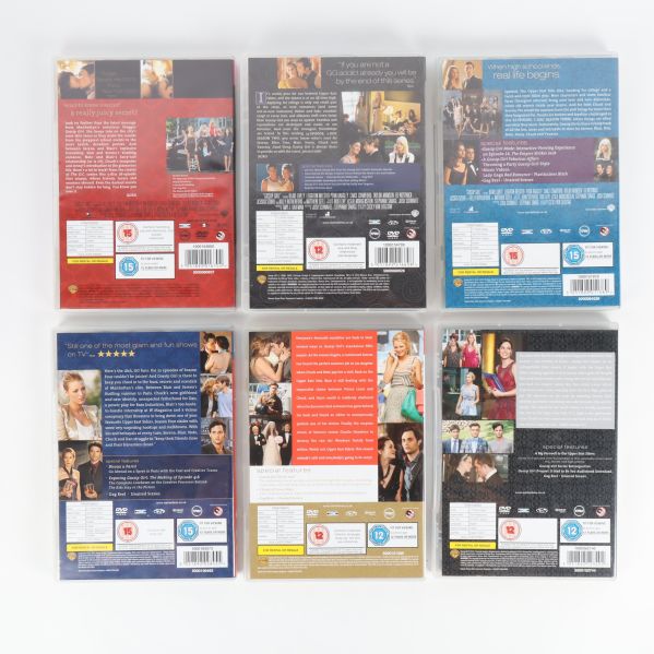 Baksidor av Gossip Girl säsongsdvd med text och bilder