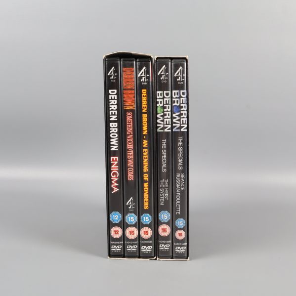 Ryggarna av fem Derren Brown DVD filmer står uppradade