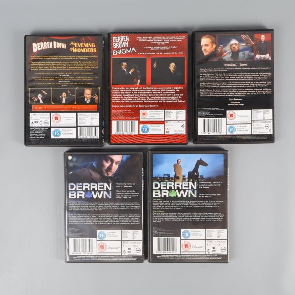 Baksidan av fem olika Derren Brown DVD filmer visas samlat