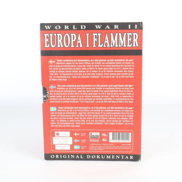 Baksidan av DVD-boxen Europa i Flammer med text och flaggor