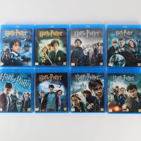 Alla åtta blu-ray fodral för Harry Potter-serien utlagda på rad