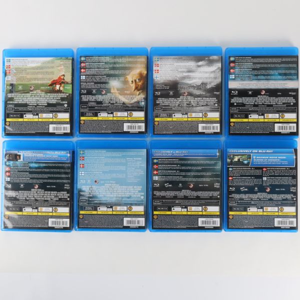 Baksidorna av åtta Harry Potter blu-ray fodral med filminformation