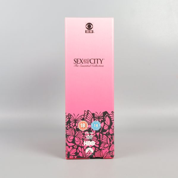 Sida av Sex and the City DVD-box med logotyper och åldersmarkering
