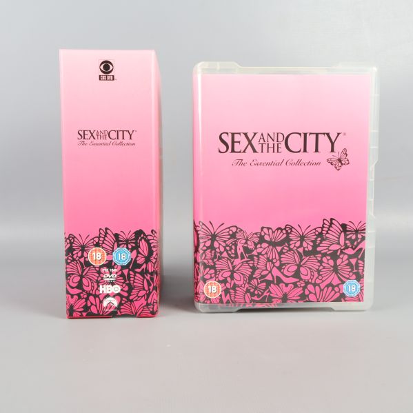 Sex and the City DVD-box och fodral bredvid varandra