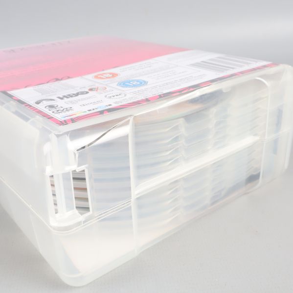 Närbild på plastboxens botten, spricka synlig