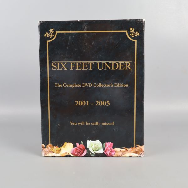 Framsida av Six Feet Under dvd-box med gulddetaljer