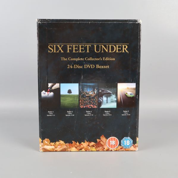 Baksida av Six Feet Under dvd-box med 24-disc info