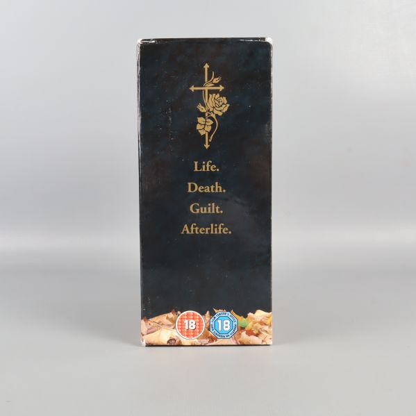 Sida av Six Feet Under box med text och symboler