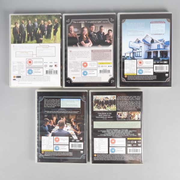 Baksidor av fem Six Feet Under dvd-fodral med information