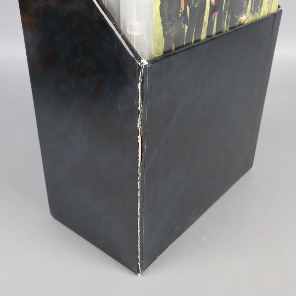 Närbild på sprucken svart pappbox till dvd-samlingen