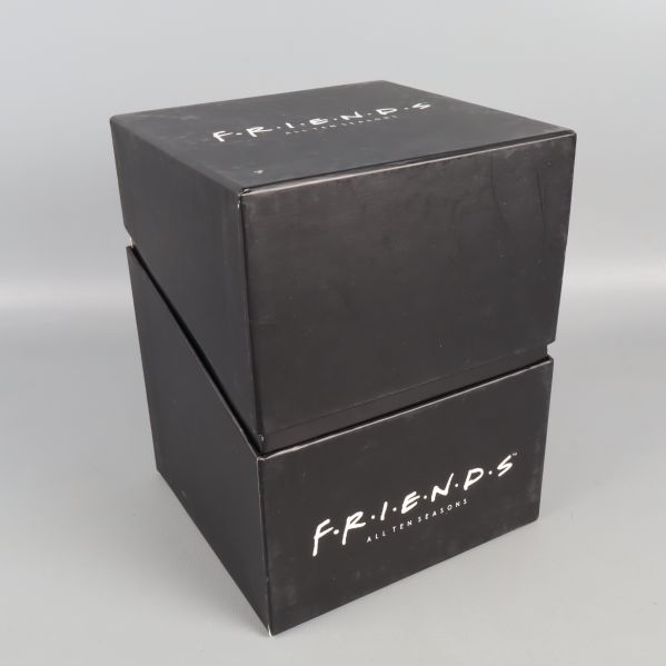 Svart box Friends All Ten Seasons med vit logotyp