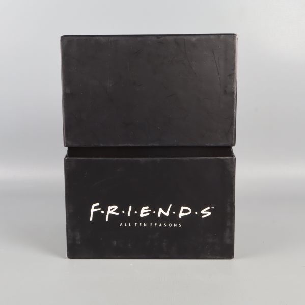 Stående vy på svart Friends box med text