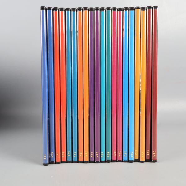 Stående rad med Friends dvd-fodral i olika färger