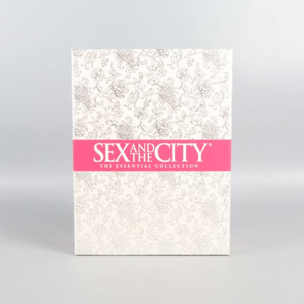 Framsidan av Sex and the City-boxen med mönster och rosa band