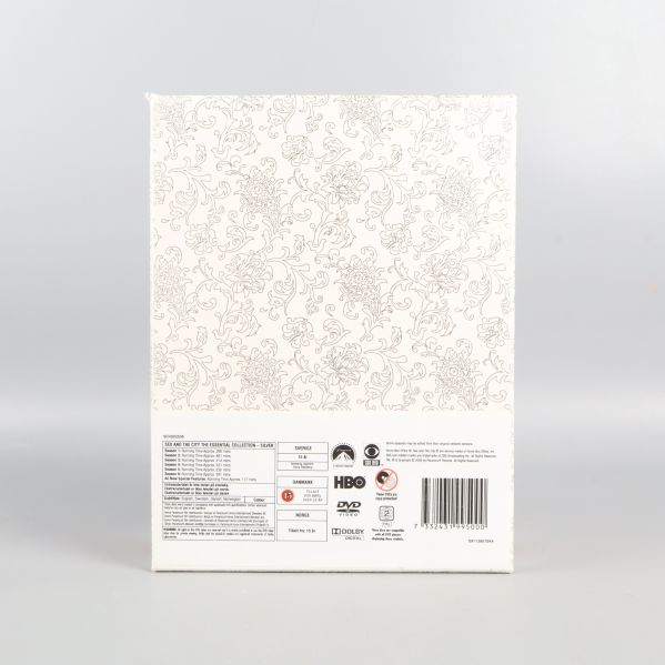 Baksidan av boxen med detaljerat tryck och logotyper