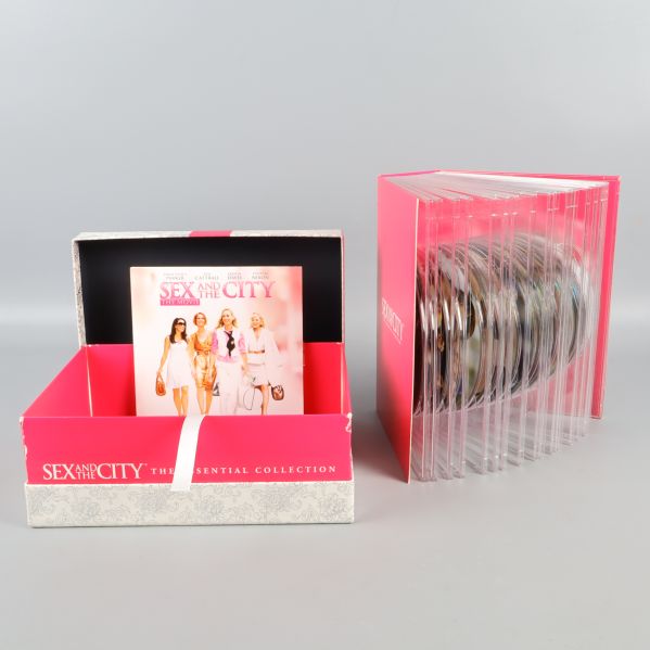 Boxens innehåll: DVD-fodral och häfte syns tydligt