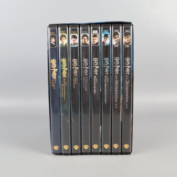 Alla åtta Harry Potter DVD-fodral ligger utspridda i en solfjäderform