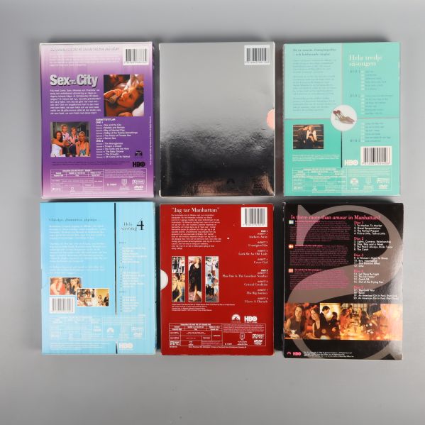 Baksidor av Sex and the City säsongsfodral med seriebeskrivningar