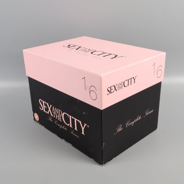 Sex and the City kartong med rosa lock och text 1-6