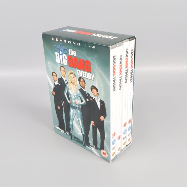 The Big Bang Theory DVD-box med fyra säsonger stående