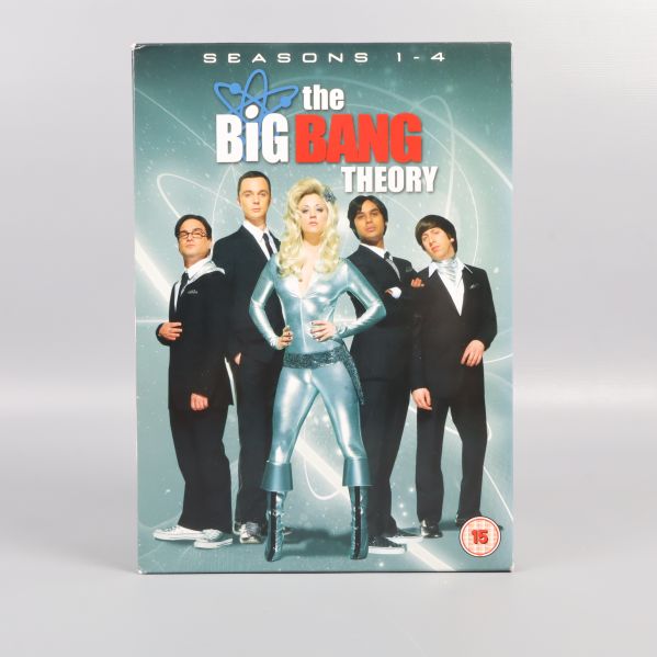 Framsidan på The Big Bang Theory DVD-box säsonger 1-4