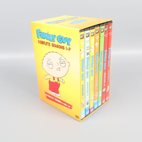 Family Guy säsonger 1-7 box ställd snett för att visa fodralen