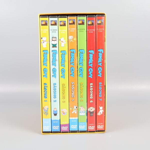 Alla sju DVD-fodral från Family Guy box ställda uppradade