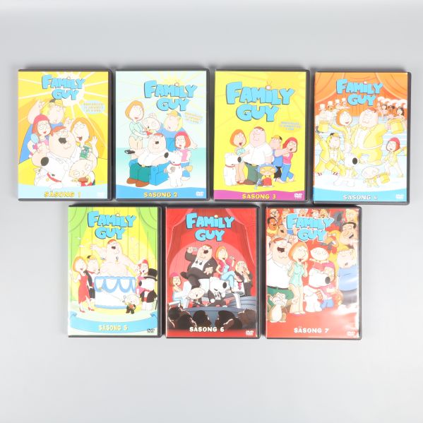 Framsidor av alla sju Family Guy DVD-fodral upplagda bredvid varandra
