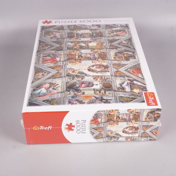 Närbild på Trefl 6000-bitars pussel låda från sidan