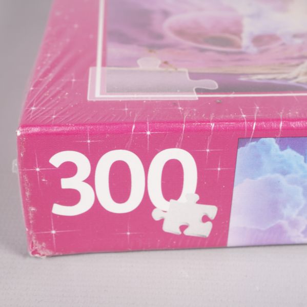 Närbild på hörn med siffran 300 och pusselbit