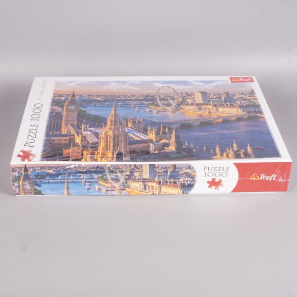 Sida av pussellåda som visar antal bitar och Trefl-logotyp