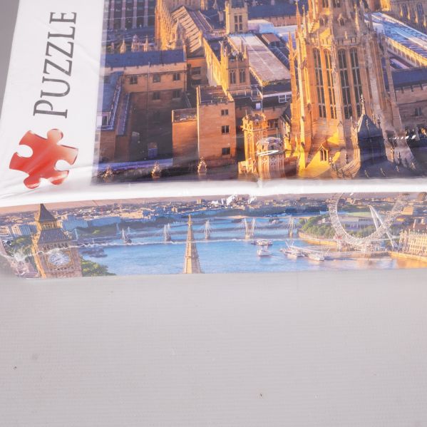 Närbild på kanten av pussellåda med Londonvy