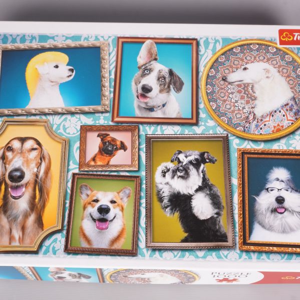 Närbild av färgglada hundporträtt på pusslets kartong