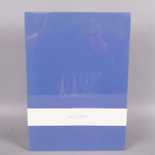 Framsidan av blå stilren backgammonspel box