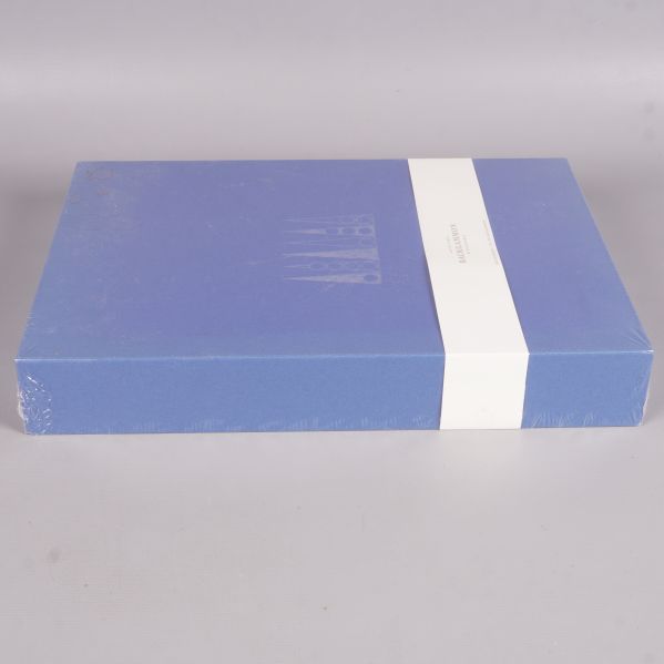 Backgammonspel box sedd från sidan i blå färg